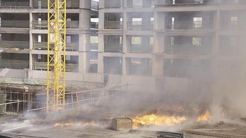 鄂爾多斯市建設(shè)工程施工現(xiàn)場突發(fā)火情，消防部門迅速出動成功處置